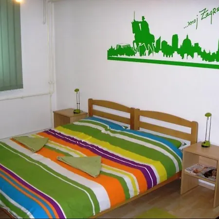 Cleopatra Hostel Σπλιτ