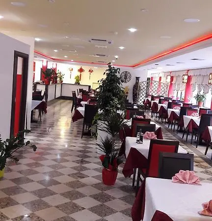 Cleopatra Hostel Σπλιτ