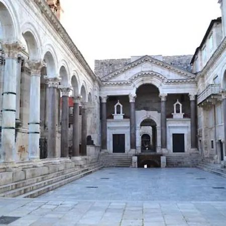 Cleopatra Hostel Σπλιτ